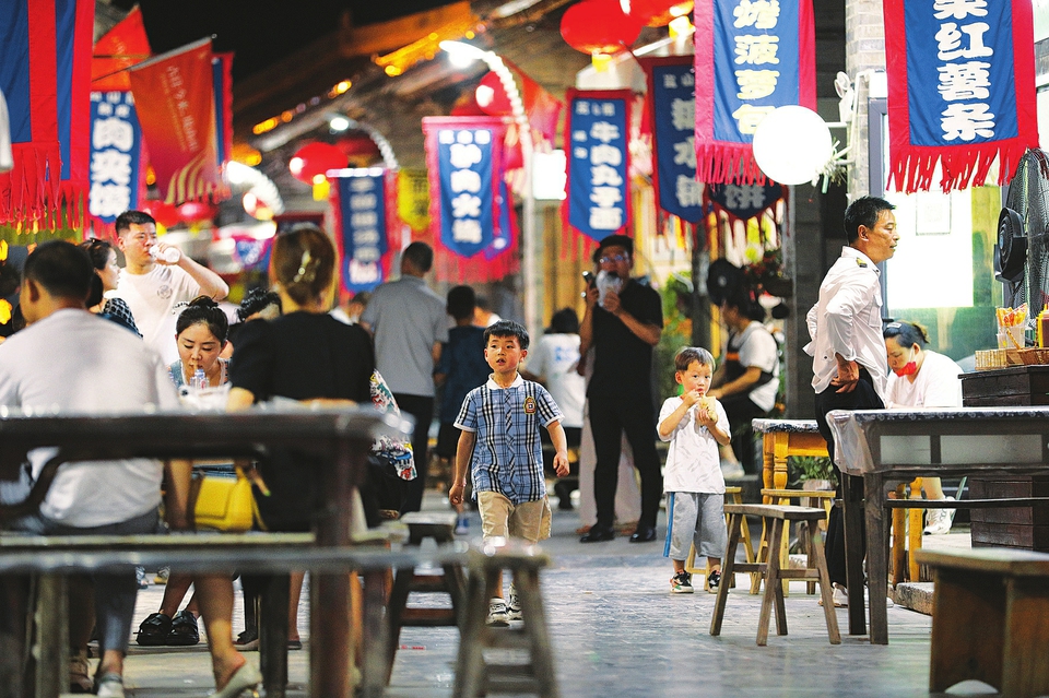  6月17日晚，游客在運(yùn)城市鹽湖區(qū)嵐山根運(yùn)城印象景區(qū)內(nèi)游玩。連日來，運(yùn)城市通過發(fā)放消費(fèi)券，培育夜購、夜味、夜宿、夜玩、夜賞的消費(fèi)形態(tài)，迅速推動(dòng)消費(fèi)企穩(wěn)回暖，為經(jīng)濟(jì)發(fā)展注入強(qiáng)勁動(dòng)力。 金玉敏攝