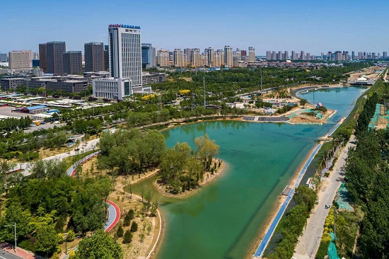 環(huán)城水系中的北湖公園越來越美。羅大慶攝