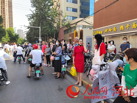 石家莊外國語學(xué)校考點(diǎn)外送考的家長。人民網(wǎng) 祝龍超攝