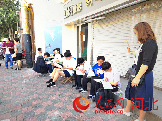 臨進(jìn)考場(chǎng)，考生抓緊時(shí)間再復(fù)習(xí)一下。人民網(wǎng) 祝龍超攝