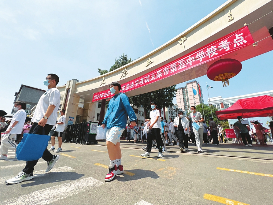 六月二十日，中考太原五中考點(diǎn)，完成首門考試的考生滿懷信心走出考場(chǎng)。記者李兆民攝