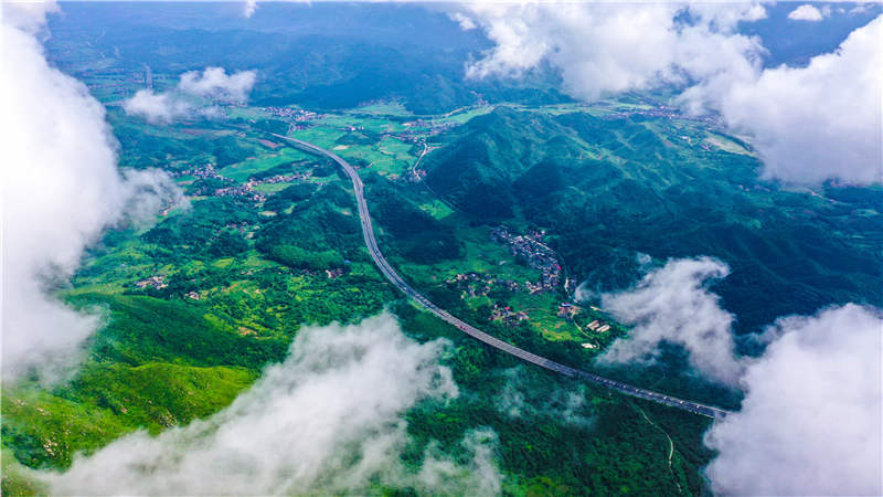 湖南省常寧市廟前鎮(zhèn)泉井村，云霧繚繞，青山蒼翠，公路蜿蜒，秀美如畫。周秀魚春攝