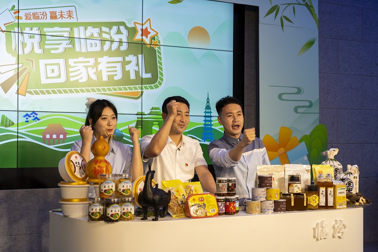 6月3日下午，在臨汾原產(chǎn)地商品體驗店，曲沃縣副縣長樊奇選對當(dāng)?shù)氐霓r(nóng)特產(chǎn)品、旅游景點進(jìn)行了推介代言。鄭遠(yuǎn)飛攝
