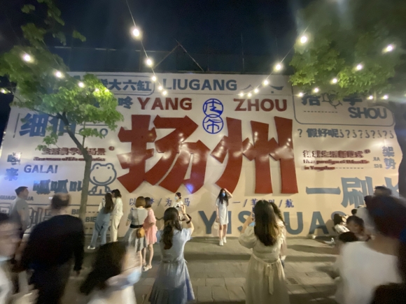 古運(yùn)河畔的皮市街充滿市井氣息。 人民網(wǎng) 張玉峰攝