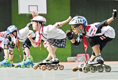 6月23日，邯鄲市邯山區(qū)實(shí)驗(yàn)小學(xué)的學(xué)生在練習(xí)輪滑。 當(dāng)日是國際奧林匹克日，該小學(xué)開展了“我運(yùn)動、我健康、我快樂”為主題的體育活動，通過足球、籃球、武術(shù)、輪滑、擊劍等運(yùn)動，讓學(xué)生們享受運(yùn)動健身的快樂，感受運(yùn)動的魅力。 河北日報(bào)通訊員 郝群英攝