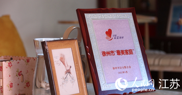王繼蓮家庭獲得的部分榮譽(yù)。人民網(wǎng) 冷金明攝