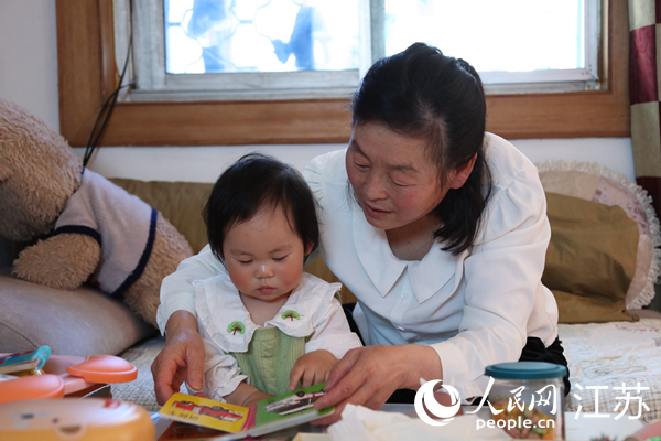 王繼蓮帶孫女看童書。人民網(wǎng) 冷金明攝