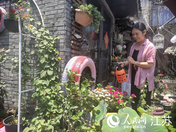 原在上海工作的袁荔退休后重回?fù)P州古城生活。 人民網(wǎng) 張玉峰攝