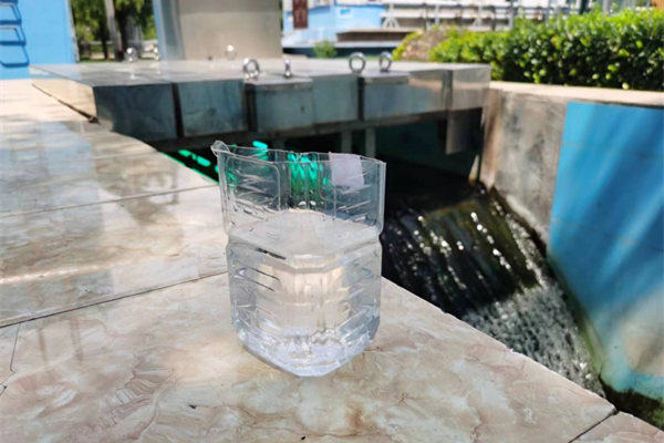 在邯鄲市雞澤縣藍(lán)天污水處理廠，污水經(jīng)過處理后清澈透明。鄭佳欣攝