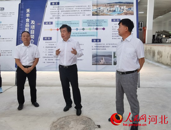 黨曉龍在禾豐項目現(xiàn)場鼓勵大家以商招商。 人民網(wǎng) 張繼航攝