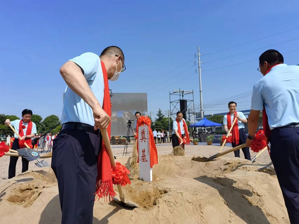 作為今年荷花節(jié)“開場秀”，理士新能源智造園區(qū)項(xiàng)目正式開工。人民網(wǎng) 馬曉波攝