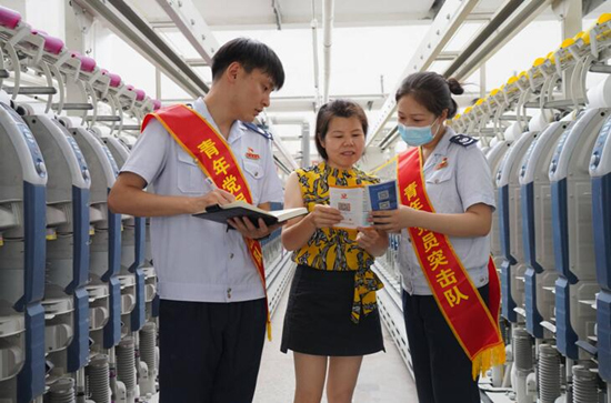 國家稅務(wù)總局常德市西洞庭西湖管理區(qū)稅務(wù)局成立青年黨員突擊隊(duì)，走進(jìn)常德銀駿紡織有限公司等企業(yè)送政策、問需求、解難題。受訪單位供圖
