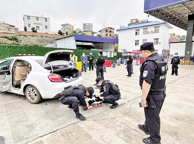 圖為民警對重點車輛是否攜帶毒品進(jìn)行檢查。省禁毒委供圖