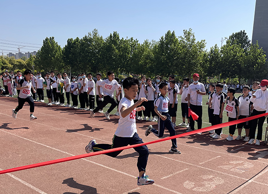 河北省威縣第四小學(xué)學(xué)生組織短跑比賽。 趙國(guó)華攝