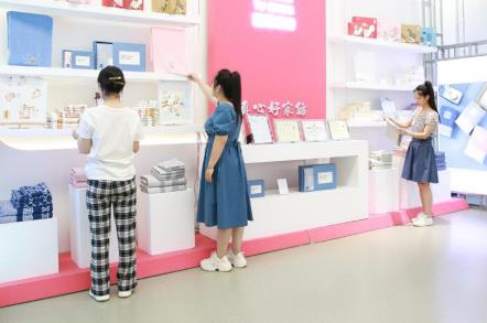 多樣的高陽紡織產(chǎn)品吸引大家關(guān)注。班靜怡攝