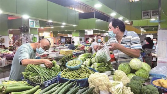 無(wú)錫市民在沁揚(yáng)市場(chǎng)和往常一樣購(gòu)買(mǎi)農(nóng)副產(chǎn)品。宗曉東攝