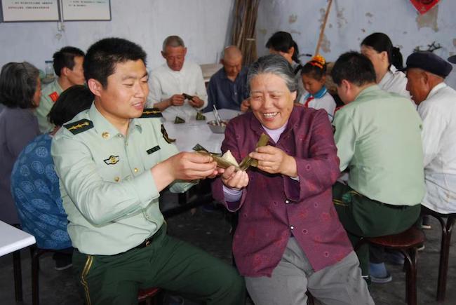趙德恒與孤寡老人共度端午佳節(jié) 。 濱州市公安局海岸警察支隊岔尖派出所供圖