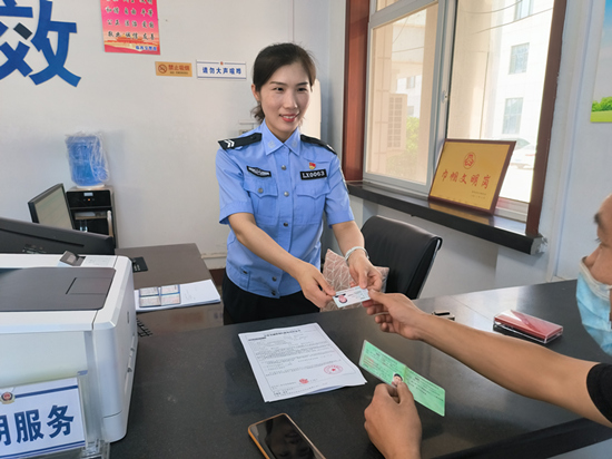張靜正在為群眾辦理業(yè)務(wù)。 趙凱攝