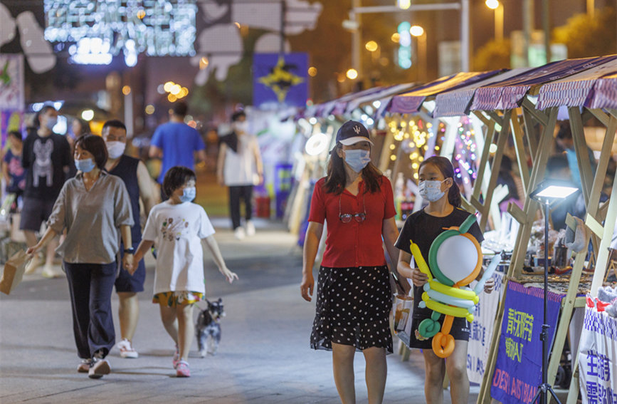青年無(wú)限宇宙潮動(dòng)市集匯聚眾多文創(chuàng)產(chǎn)品，豐富市民夜生活。王英浩攝