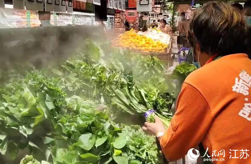 在大潤發(fā)長江北路店里，果蔬、肉蛋等生活必需品種類齊全，供應(yīng)充足，市民正有序選購。無錫市委網(wǎng)信辦供圖