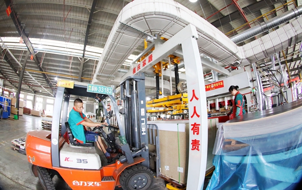 沭陽縣一公司車間內(nèi)一派緊張有序的繁忙景象。沭陽縣委宣傳部供圖