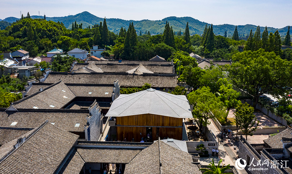 7月23日，空中俯瞰位于寧波市江北區(qū)慈城鎮(zhèn)的抱珠樓。人民網(wǎng) 章勇濤攝