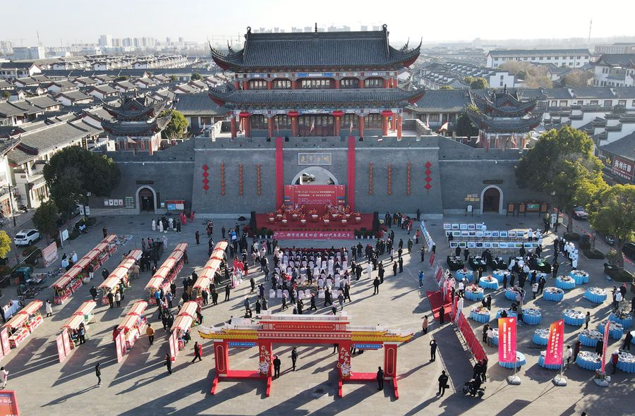 城門(mén)掛春聯(lián)，金湖沖刺“開(kāi)門(mén)紅”。陳義寶攝