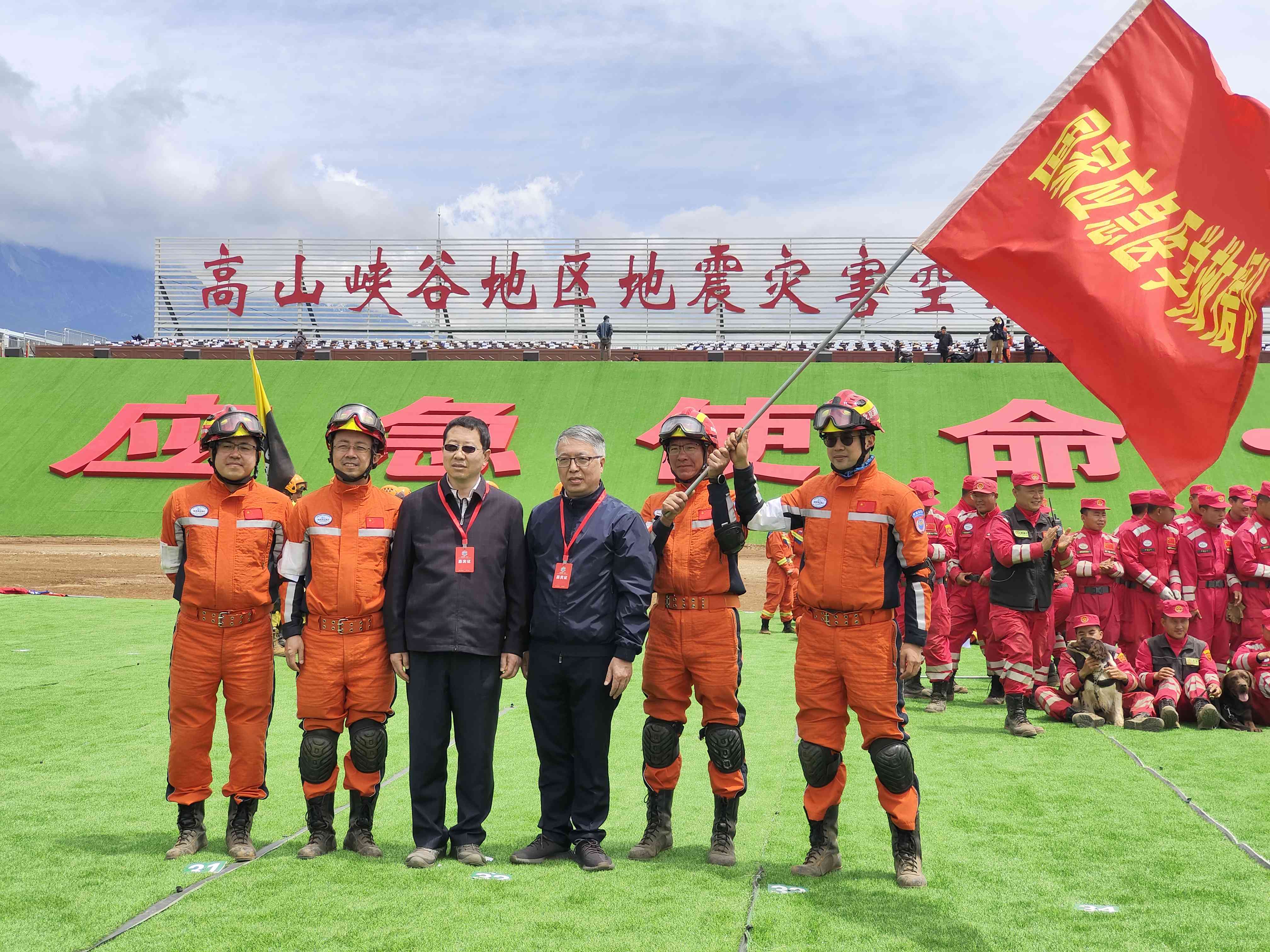 呂國忠以總領(lǐng)隊(duì)身份，帶領(lǐng)國家應(yīng)急醫(yī)學(xué)救援隊(duì)演練。受訪者供圖