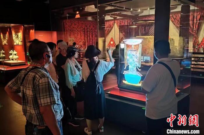 圖為臺灣新北市永和區(qū)里長聯(lián)誼會江西參訪團一行在南昌漢代?；韬顕z址博物館內(nèi)參觀展出的珍貴文物?！●樞↓?攝
