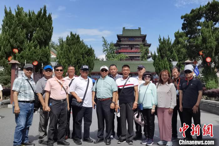 圖為臺灣新北市永和區(qū)里長聯(lián)誼會江西參訪團一行在南昌滕王閣前合影?！×鴷缘?攝