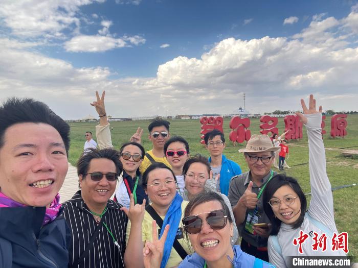 圖為臺胞在鄂爾多斯草原合影?！∪~冠賢 攝
