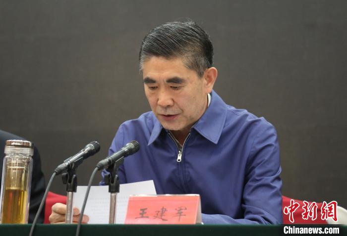 圖為青海省委書記王建軍出席會議并作講話?！?zhí)砀?攝