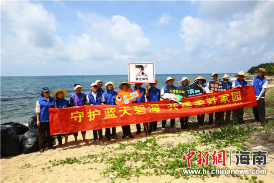 環(huán)保志愿者呼吁停止隨地扔垃圾、破壞環(huán)境等不文明行為。