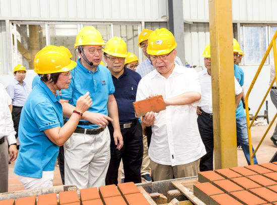 2019年6月21日下午，省長(zhǎng)沈曉明在三亞建筑廢棄物綜合利用廠，查看用建筑廢棄物綜合處理后制成的再生水泥磚。海南日?qǐng)?bào)記者 宋國(guó)強(qiáng) 攝