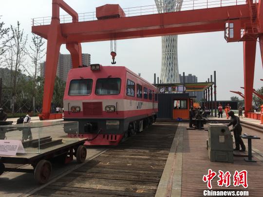 公園內(nèi)的火車車廂與貨場龍門吊等工業(yè)遺跡?！「呒t超 攝