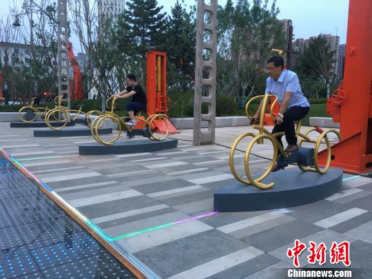 市民使用公園內(nèi)的健身設(shè)施?！「呒t超 攝