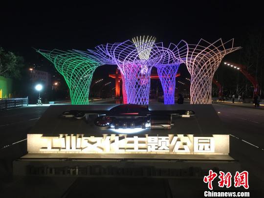 夜晚，奧運“五色樹”的燈光?！「呒t超 攝