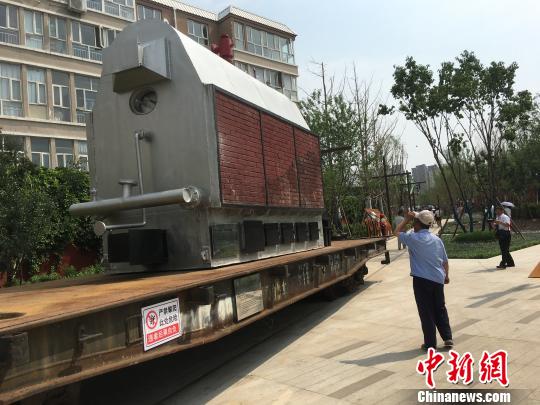 公園內(nèi)陳列著臥式蒸汽鍋爐等工業(yè)產(chǎn)品?！「呒t超 攝