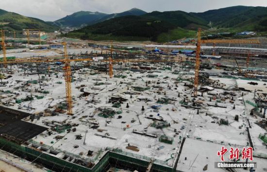 6月28日，航拍鏡頭下的河北張家口冬奧會(huì)太子城冰雪小鎮(zhèn)項(xiàng)目。太子城冰雪小鎮(zhèn)項(xiàng)目位于2022年冬奧會(huì)張家口賽區(qū)核心區(qū)，連接張家口賽區(qū)云頂和古楊樹兩個(gè)競(jìng)賽場(chǎng)館群，建成后將承擔(dān)賽時(shí)核心區(qū)配套保障功能，提供冬奧頒獎(jiǎng)、貴賓接待、交通換乘、休閑娛樂等服務(wù)，賽后將成為一座國際化四季度假小鎮(zhèn)。 中新社記者 楊艷敏 攝