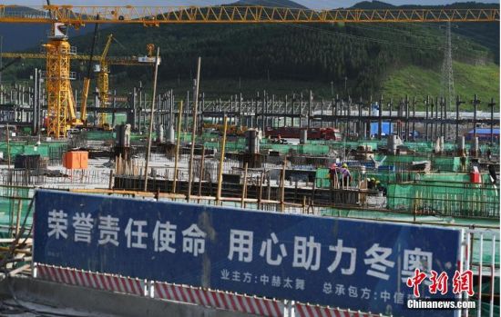 6月28日，河北張家口冬奧會(huì)太子城冰雪小鎮(zhèn)項(xiàng)目現(xiàn)場(chǎng)。太子城冰雪小鎮(zhèn)項(xiàng)目位于2022年冬奧會(huì)張家口賽區(qū)核心區(qū)，連接張家口賽區(qū)云頂和古楊樹兩個(gè)競(jìng)賽場(chǎng)館群，建成后將承擔(dān)賽時(shí)核心區(qū)配套保障功能，提供冬奧頒獎(jiǎng)、貴賓接待、交通換乘、休閑娛樂等服務(wù)，賽后將成為一座國際化四季度假小鎮(zhèn)。 中新社記者 楊艷敏 攝