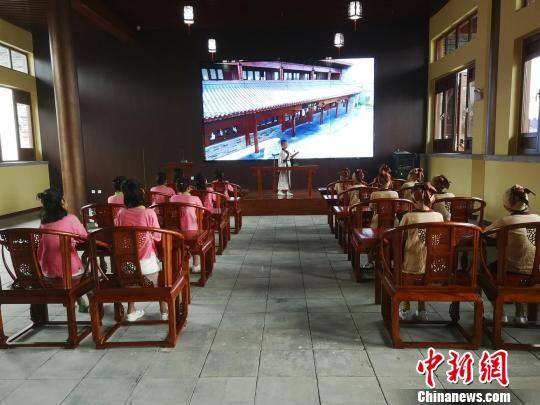 學(xué)生們?cè)诖笤瓡?shū)院誦讀國(guó)學(xué)經(jīng)典?！⊥貔i 攝