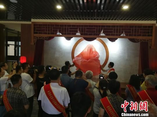 為董子石像揭幕。　王鵬 攝