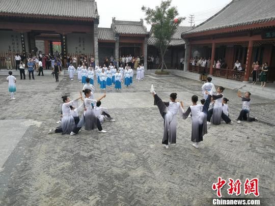 誦讀國(guó)學(xué)經(jīng)典展演?！⊥貔i 攝