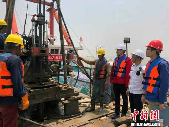 圖為勘察設(shè)計(jì)人員與常熟海事局執(zhí)法船在現(xiàn)場配合鉆探施工?！∥赫?攝