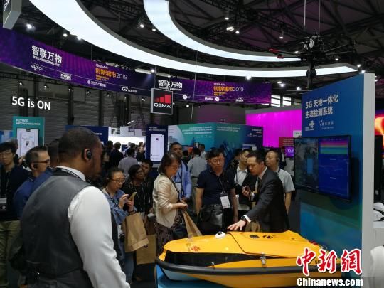 圖為現(xiàn)場人員講解5G“天地一體化”生態(tài)檢測系統(tǒng)?！∪伟厮?攝