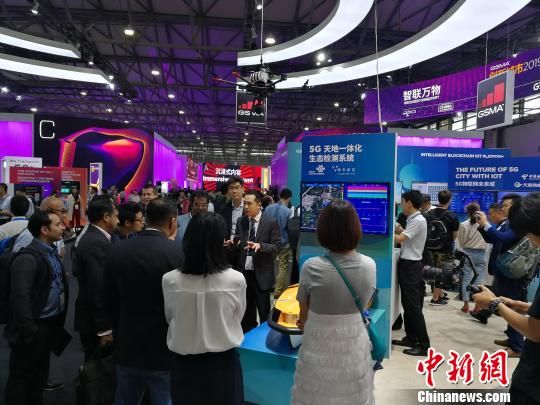 雄安新區(qū)展臺吸引不少眾多觀眾駐足關注?！∪伟厮?攝