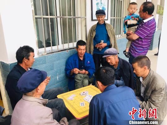 圖為老年人“興趣驛站”中的棋牌組?！“瑧c龍 攝