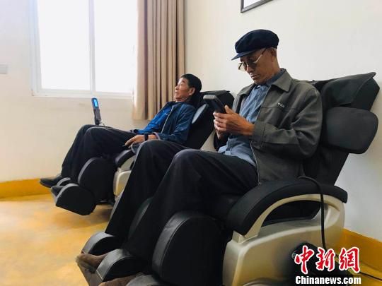 袁家壩村老年人使用按摩椅?！“瑧c龍 攝