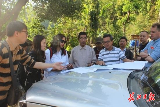 在尼泊爾，武漢市土地利用和城市空間規(guī)劃研究中心設(shè)計(jì)團(tuán)隊(duì)現(xiàn)場(chǎng)踏勘。(武漢市土地利用和城市空間規(guī)劃研究中心 供圖)