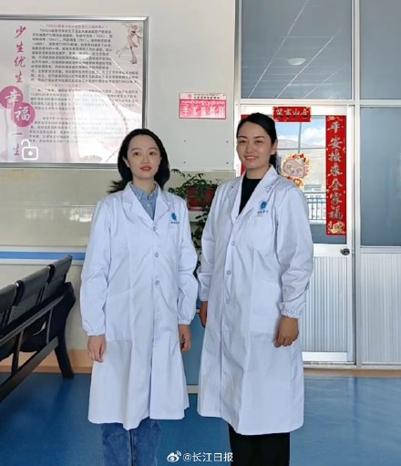“有醫(yī)生嗎？有人暈倒了！”武漢協(xié)和醫(yī)院援藏醫(yī)療隊(duì)員聽(tīng)到呼救就沖了上去